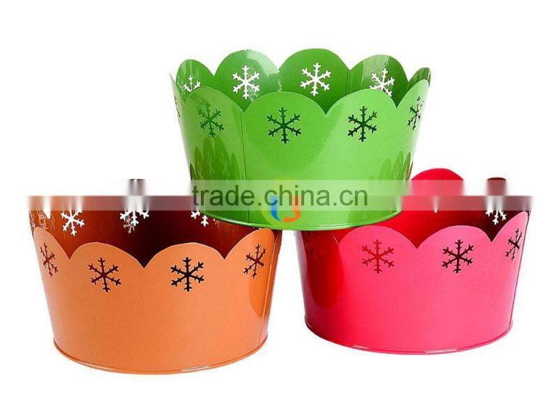 Curled hollow metal christmas decoration bucket with snow