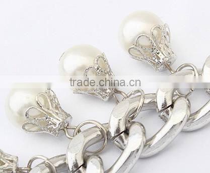 The elegant design golden pearl necklace for women