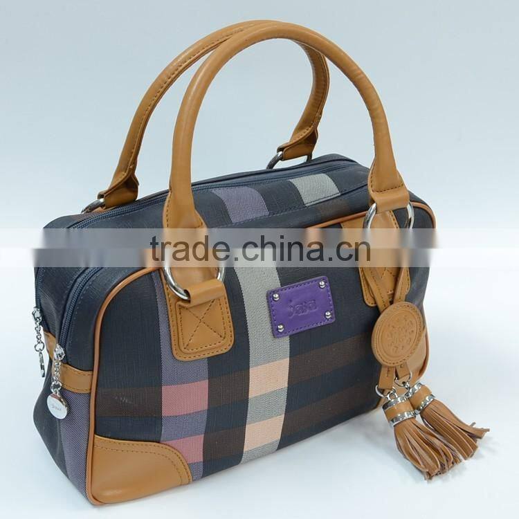 Dongguan manufacturers grid pattern fashion portable luggage bag with tassel pendant,travel bag OEM factory