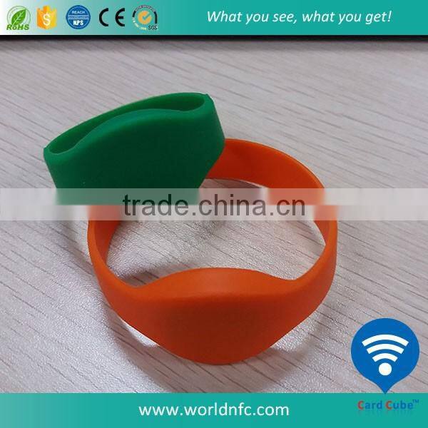 Serial QR Code Printing Silicone Wristband with HF RFID Chip