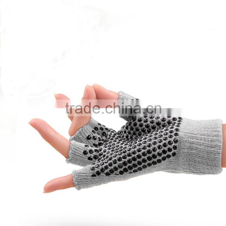 Factory offer wholesale non -slip pilates/yoga gloves