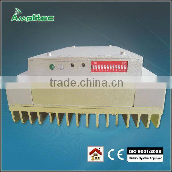 PCS /GSM 1900 band selective repeater with built-in antenna