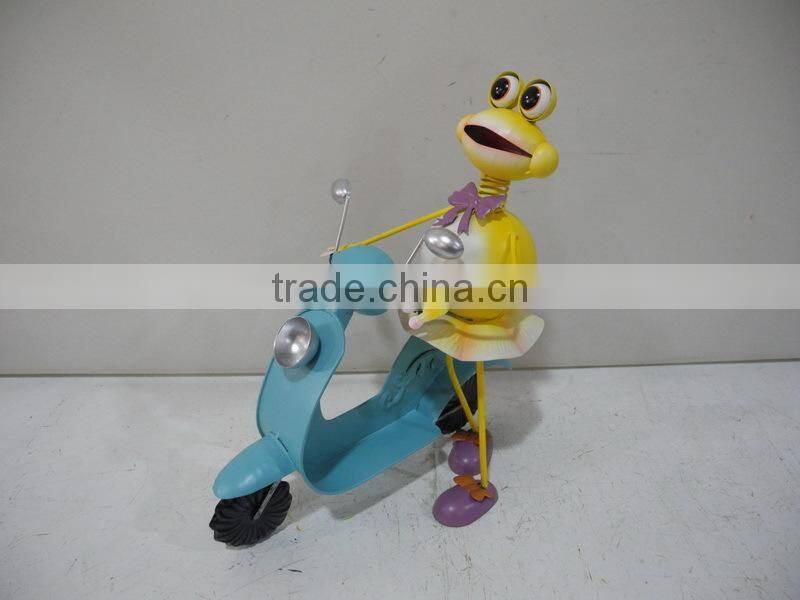 Adorable metal frog with motor for home decoration