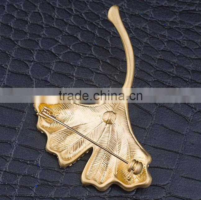 Fashion natural pearl gold-plated ginkgo biloba brooch
