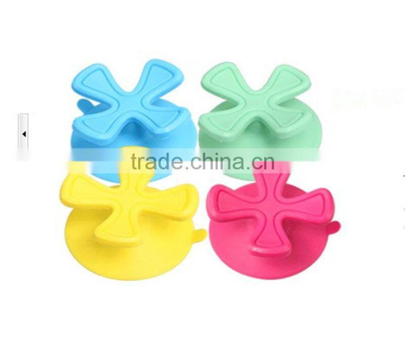 2015 New Customized Four Leaf Clove SiIliocne Sucktion Hooks Silicone Phone Holder
