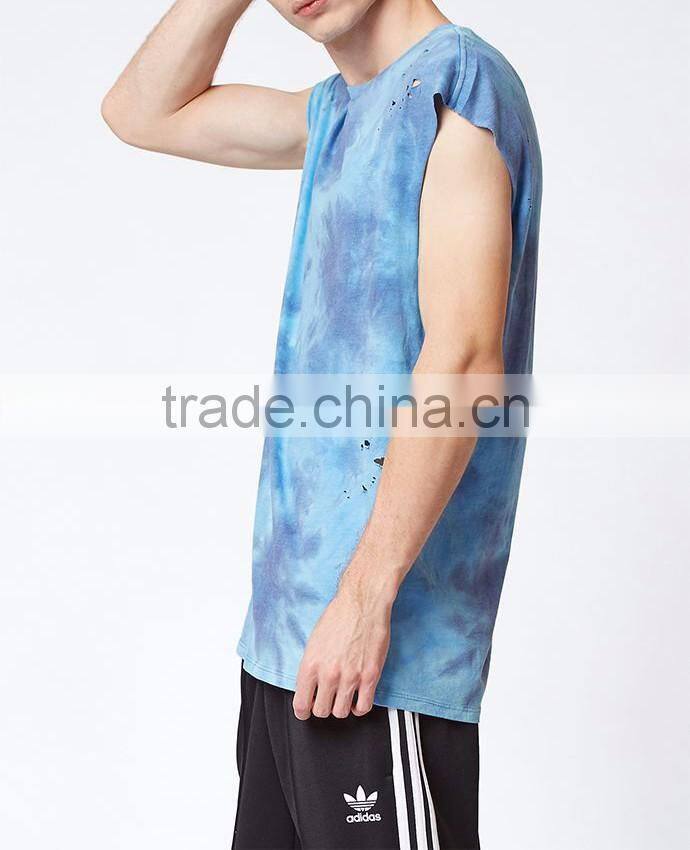retro-influenced tank top combined with street style and destroyed detailing