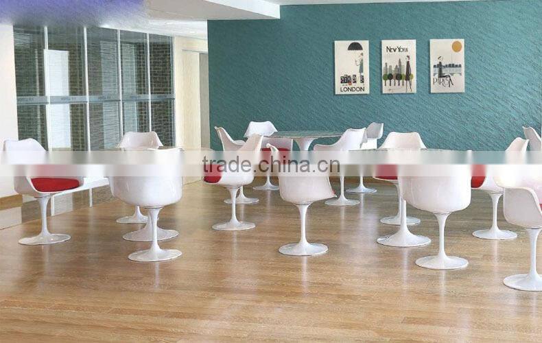 Artifort Little Tulip Swivel Armchair -creamy white