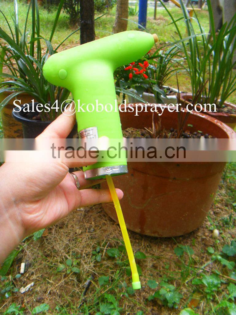 Automatic misting battery powered hand sprayer