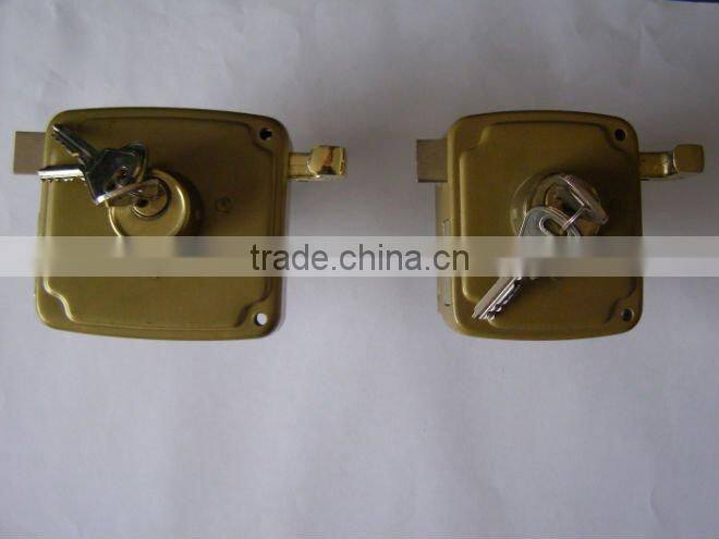 fixed cylinder puller door lock