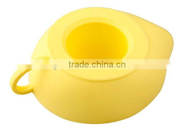 2015 wholesale novelty non-toxic hot selling lemon squeezer with silicone handles