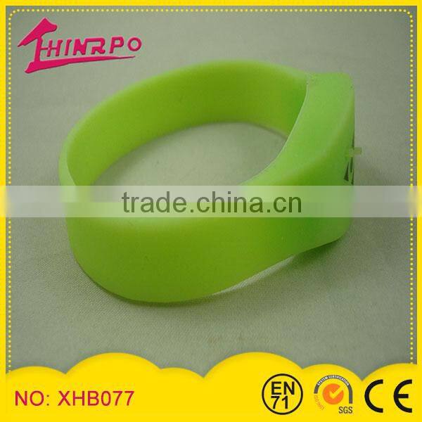 2014 Personalized glow in the dark silicone twist bracelet/ citronella oil bracelet