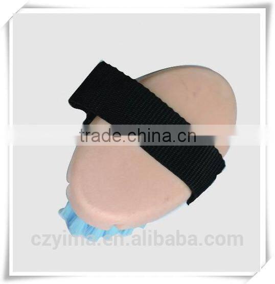 plastic hoof pick with brush/horse cleaning