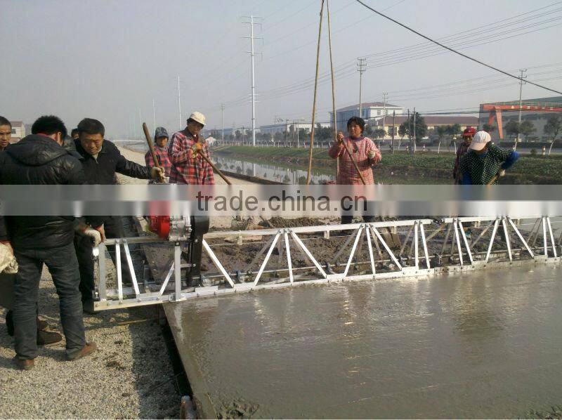 Screeding concrete vibrator screed with Honda engine has strong power
