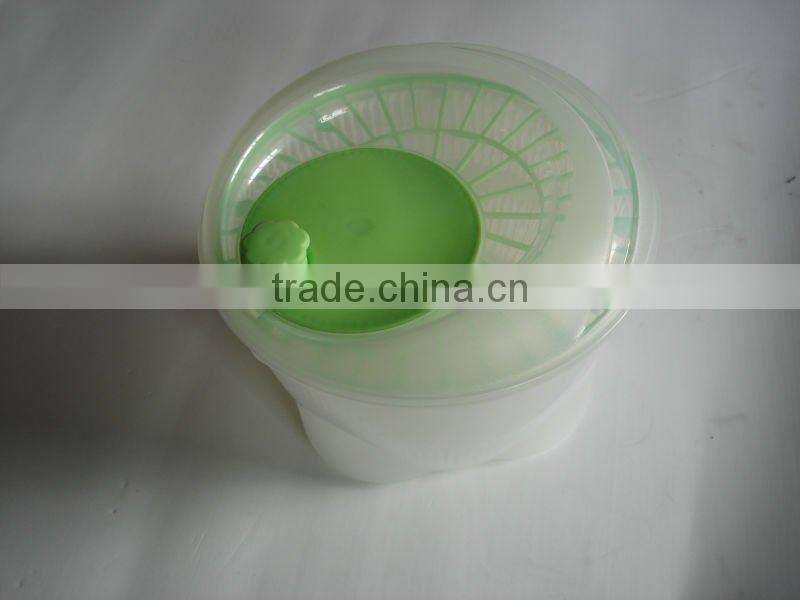 Plastic vegetable and fruit salad spinner