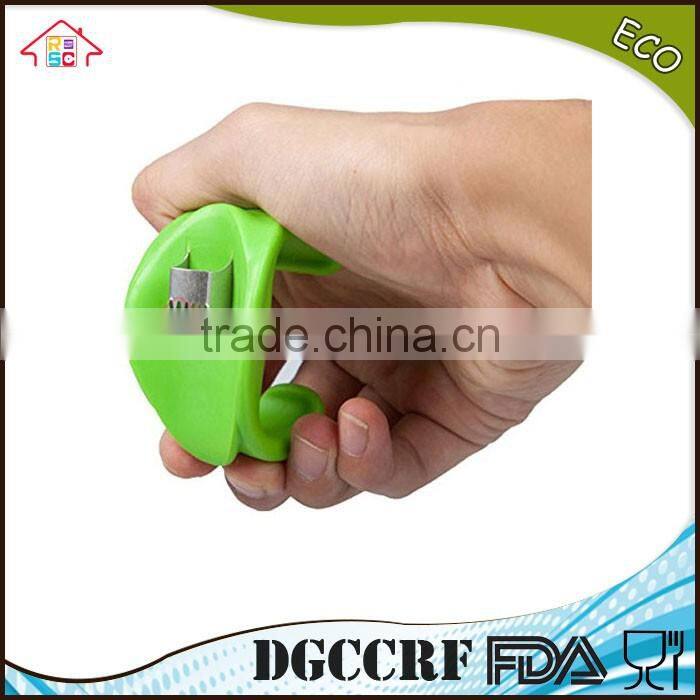 NBRSC Over 10 Years Experience Plastic Easy and Convenient kitchen tools Mini Handhold Corn Stripper