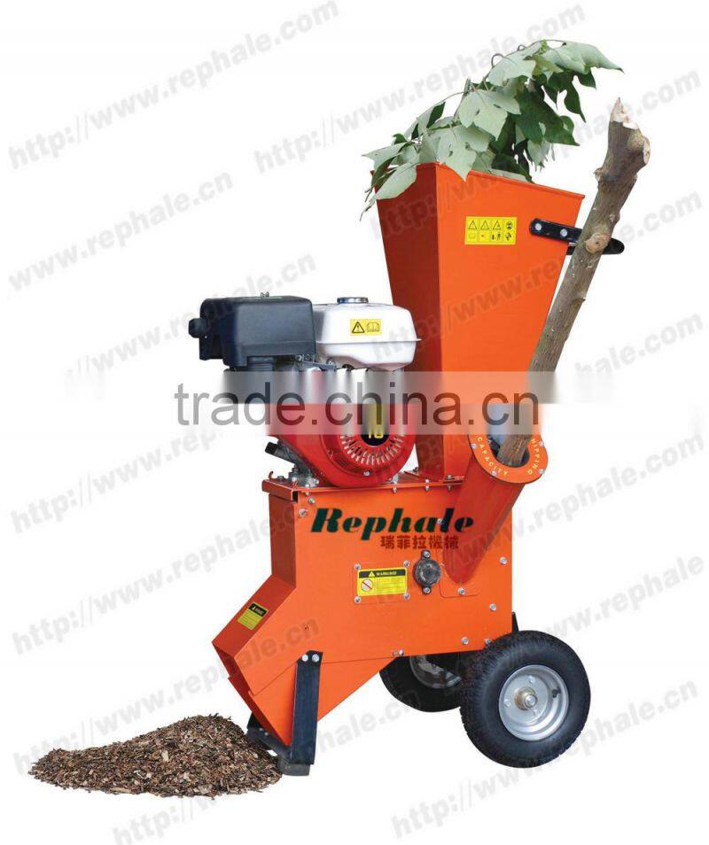 Small gardens tree branch cutter with gasoline engine