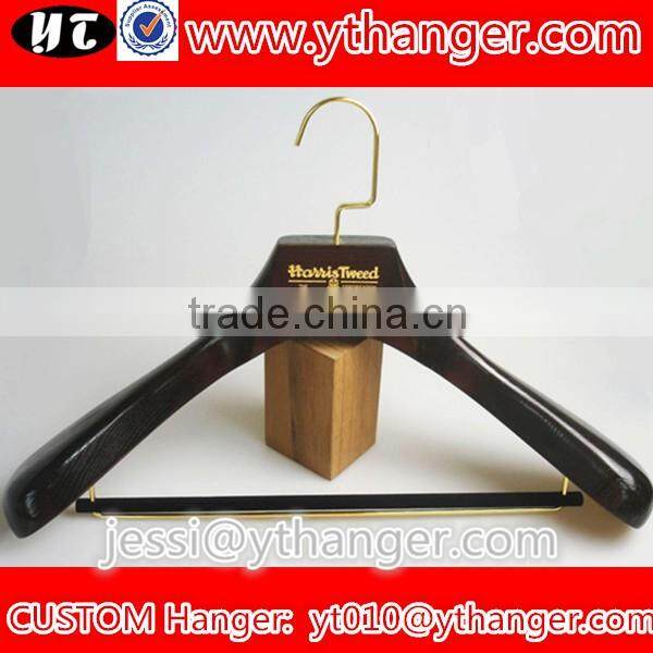 YY0513 wholesale luxury bule wide shoulder clothes hangers men suits hanger with velvet trousers bar