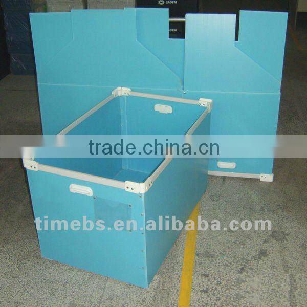 Stackable plastic storage container