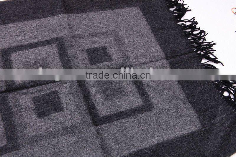 SD02-039 CLASSICAL SQUARE PATTERN THICK WOOL SCARF