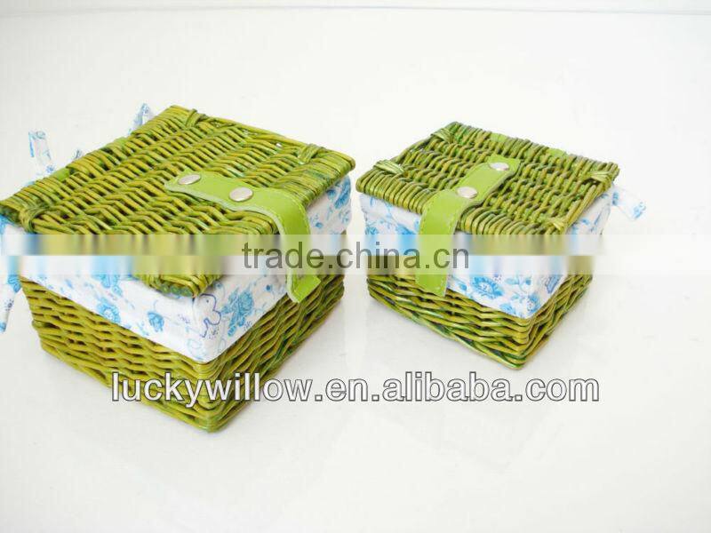 wicker cosmetic basket with lining and lid