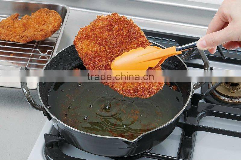 Iron deepfryer which it is crispy and is fried deliciously