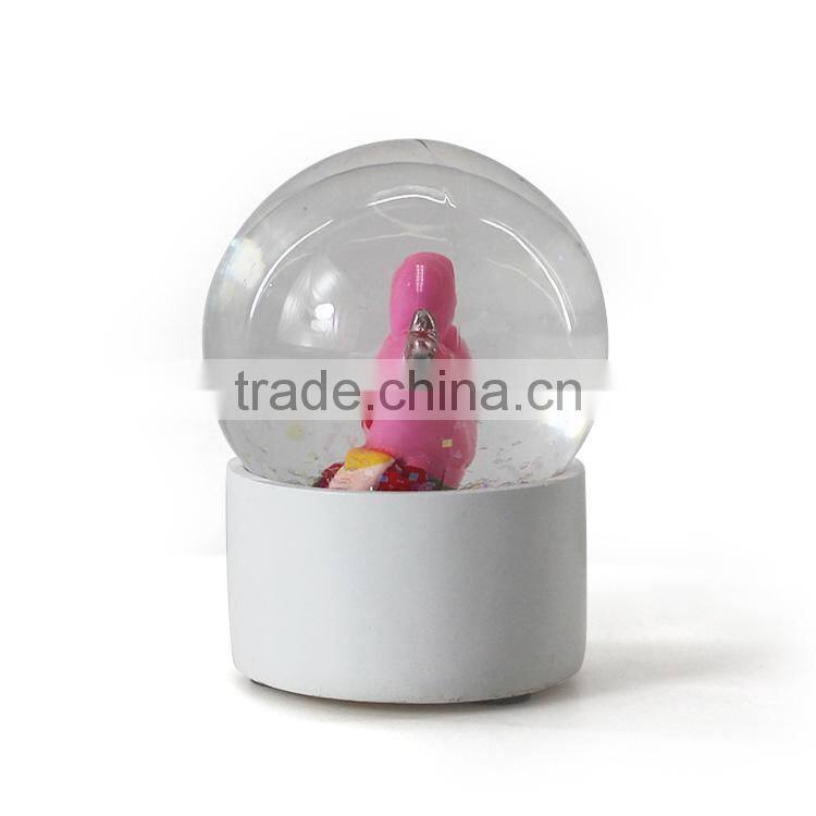 2015 cheap funny plastic snow globe