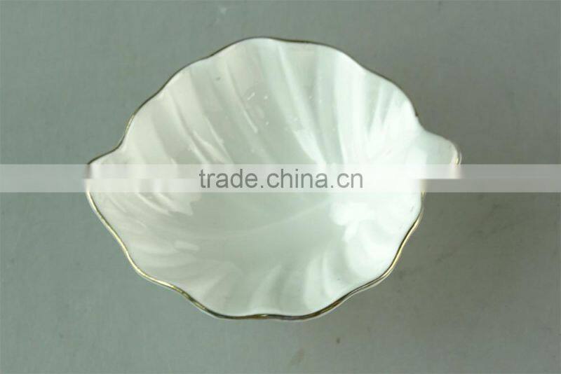 Low price Leaf-shaped suprastriate white ceramic dinner dish for wholesale,high quality restaurant serving dishes.