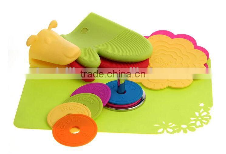 Kitchen silicone glove for oven cooking
