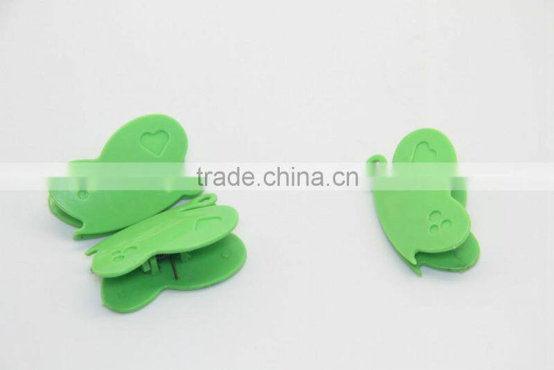2015 new design popular butterfly shape plastic game pegs