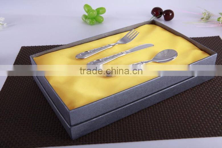 2016 Unique design Baby cutlery set stainless steel with delicate mental Carved handle, brushed stainless steel edging trim