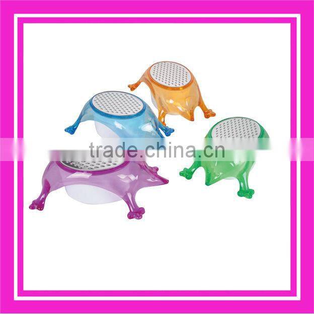 plastic grater with container