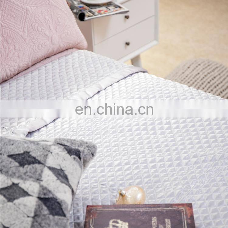 Home Fashion Design Lightweight Breathable Geometric Hypoallergenic square pattern Satin Stylish Microfiber Bedding quilt set
