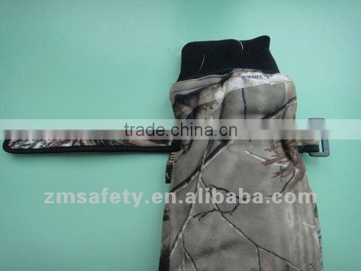 Camouflage color anti-slip winter gloves with 3M lining