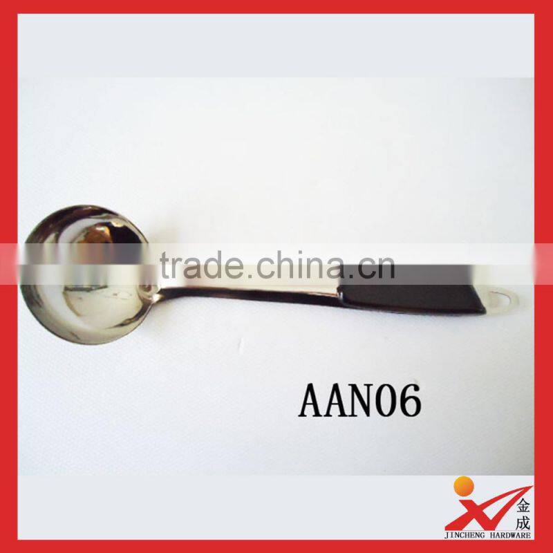 Factory wholesale stainless steel kitchen ware plastic hander big soup spoon