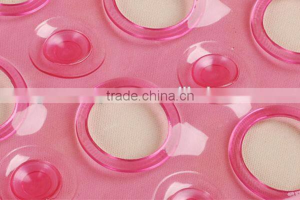 Transparent plastic bathtub mat with suction cup
