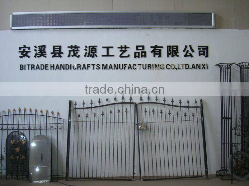 METAL GARDEN BIRD FEEDER