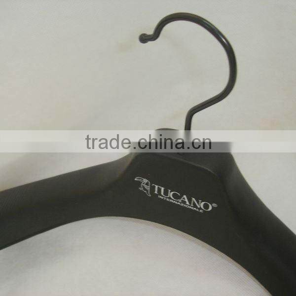 PL-224 black PP plastic hanger with big shoulder parts and curve