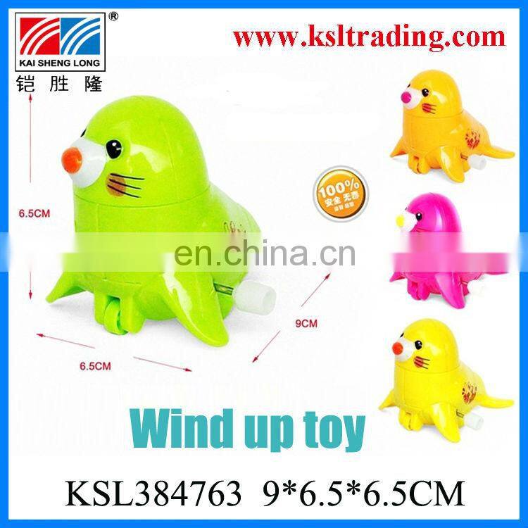 plastic wind up giraffe toy