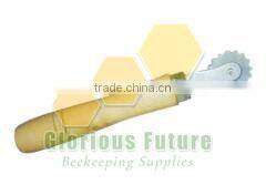 Electric wire embedder for beehive frame