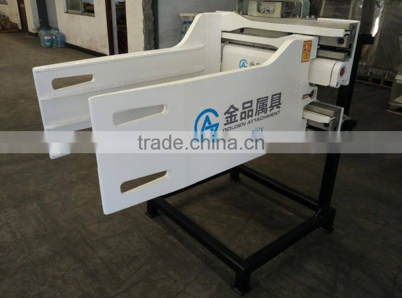 bale clamps mounted in forklift