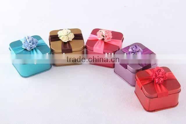 square metal with rose ribbon/gift box