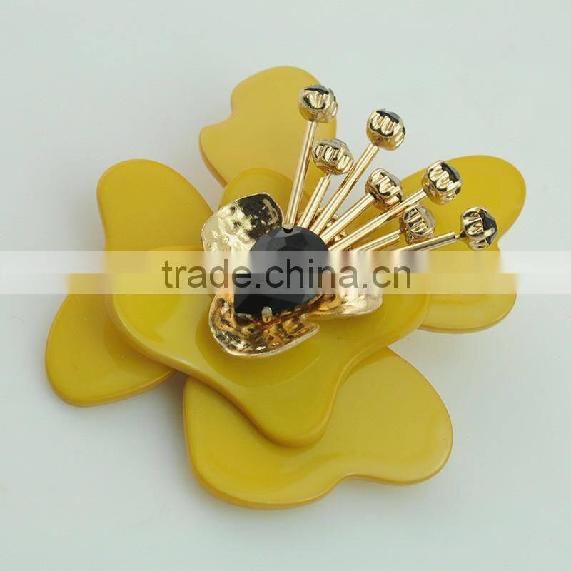 Competitive price at high quality plastic flower resin yellow cubic brooches