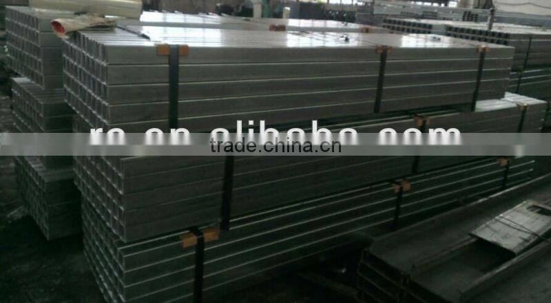 Supporting the sliding door rails