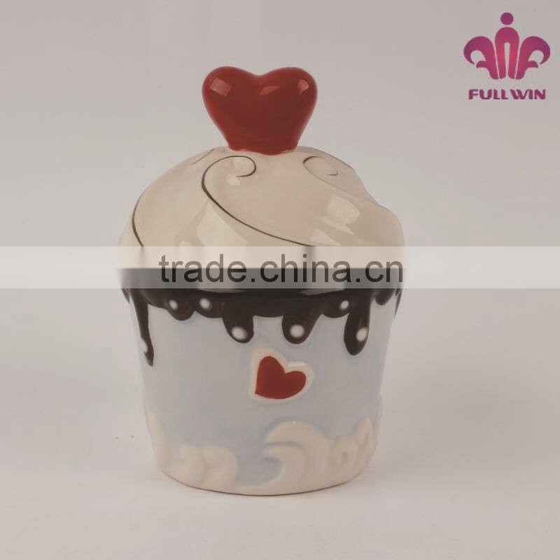 Ceramic ice cream cup with heart lid