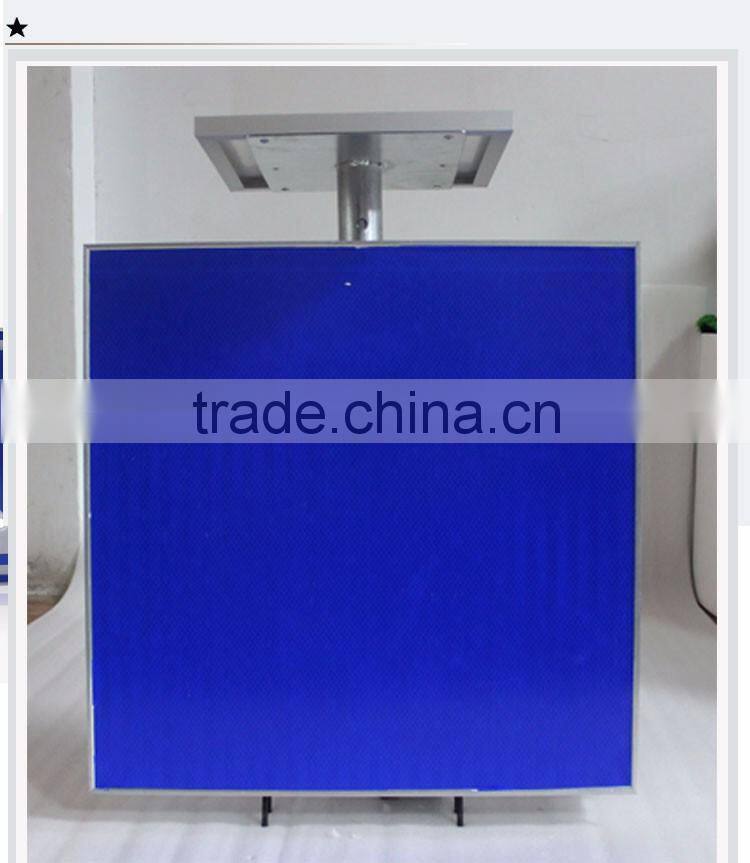 China Manufacturer Solar Powered Use Correct Lane Sign Board Road Safety Light