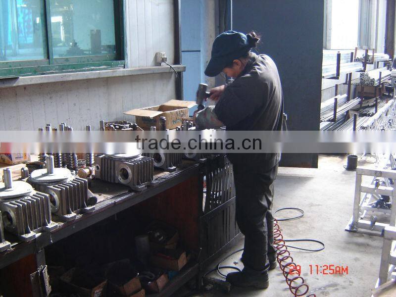 Screeding concrete vibrator screed with Honda engine has strong power