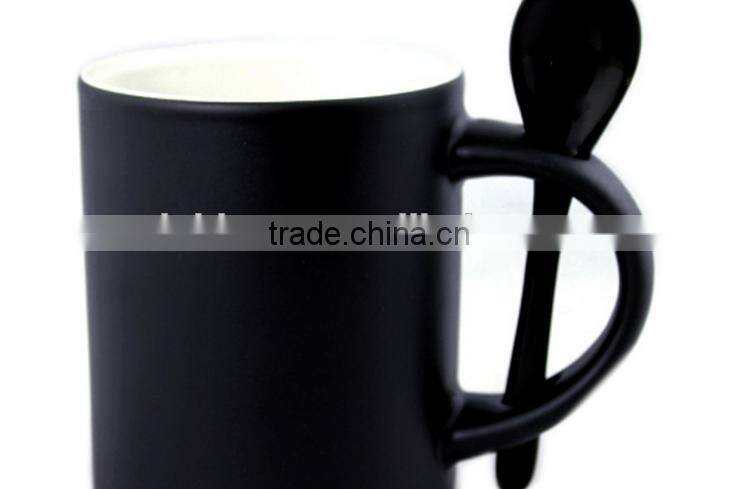 creative magic 11 oz color changing matte outer black and inner color ceramic coffee mug eiyh inserting spoon