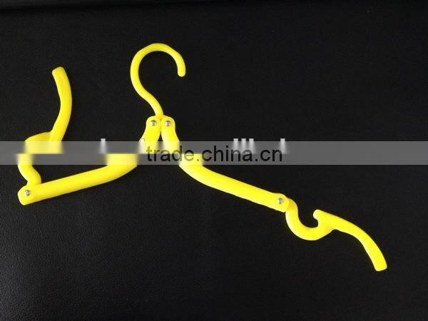Foldable clothes hanger
