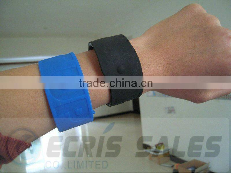debossed silicone rubber bracelet with metal