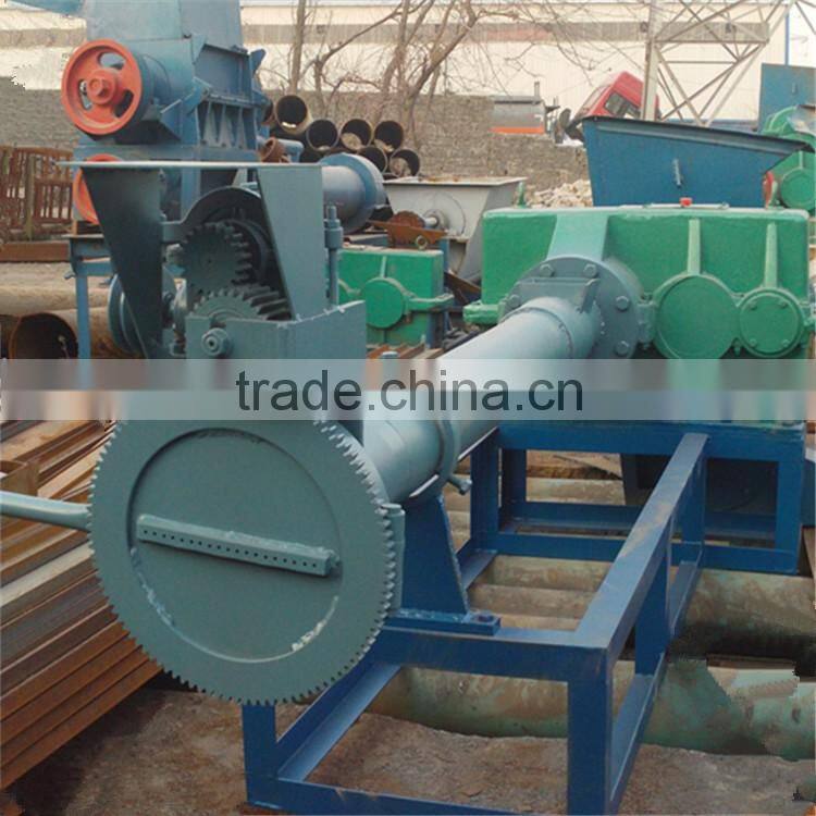 Plastic extruder, plastic extruding machine, plastic remodeling machine